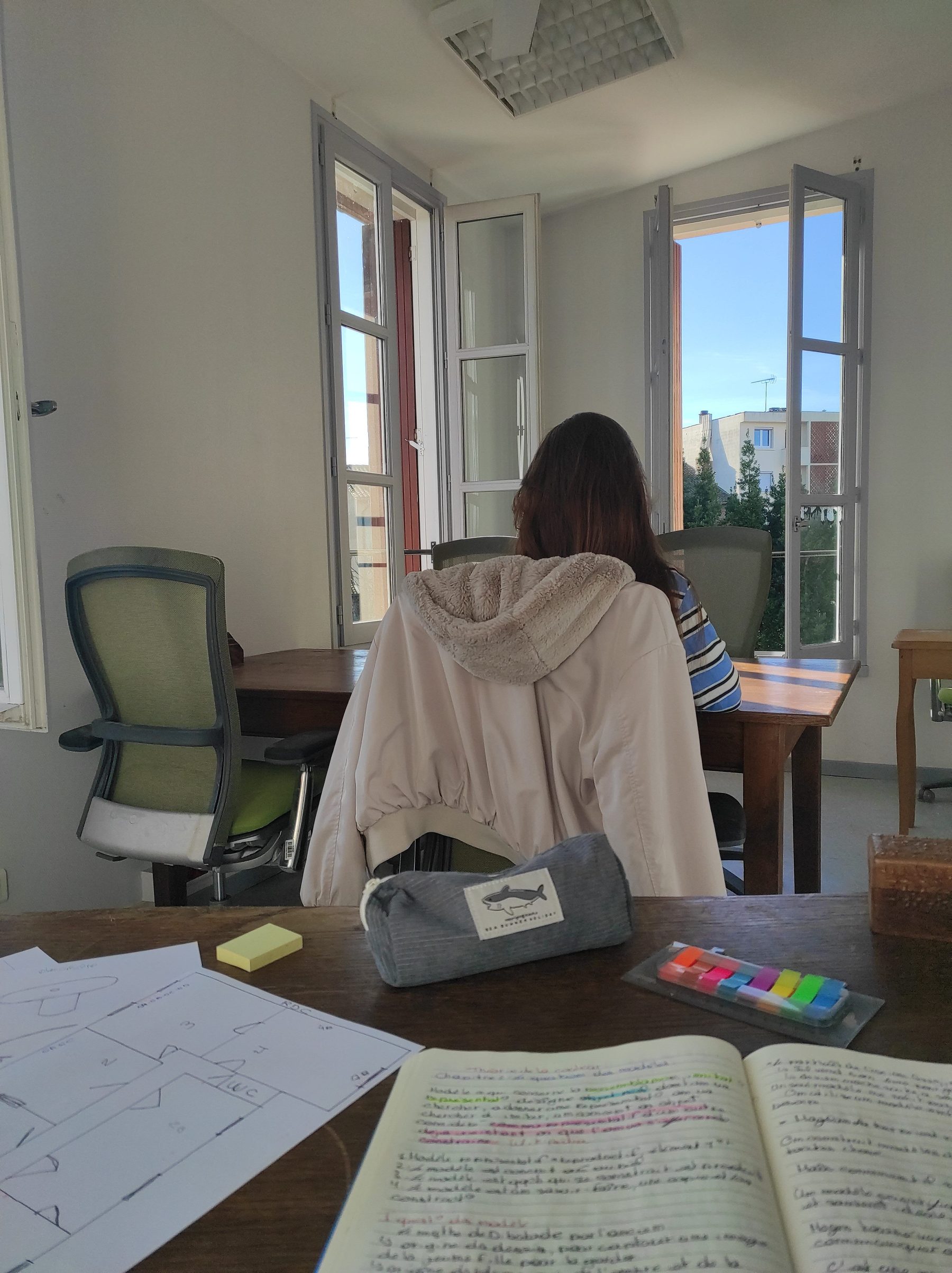 Espace coworking Jean-Jacques Rousseau, grandes fenêtres ouvertes — Génie Montauban